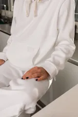 Pantalón de jogging blanco, de corte holgado, con cintura elástica y cordón ajustable.