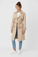 Abrigo tipo gabardina (trench coat) color beige, de corte largo, con solapas anchas, doble botonadura y cinturón para ajustar a la cintura.