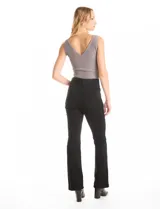Top sin mangas de tejido acanalado con acabado en lurex, color gris. Presenta escote en V tanto en la parte delantera como en la espalda y un ajuste al cuerpo.
