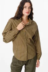 Camisa de manga larga con estampado de rayas verticales en color bordó y blanco. Presenta un cuello alto con volados y cierre frontal con botones a tono.