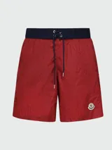 Shorts de baño Moncler color rojo con cintura elástica en contraste azul marino, cordón ajustable y parche con logo de la marca en la pierna.