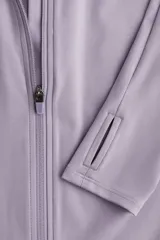 Campera deportiva de corte ajustado confeccionada en tejido funcional con tecnología SoftMove y DryMove. Presenta cuello elevado, cierre frontal con protección para el mentón y mangas largas con abertura para el pulgar.