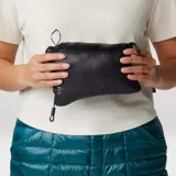 Campera técnica con capucha, de diseño acolchado y acabado brillante en color negro. Cuenta con cierre frontal completo, bolsillo con cremallera en el pecho, bolsillos laterales y puños elásticos. Fabricada con tejido antidesgarro de nailon y aislamiento sintético ThermaCloud AF.