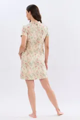 Vestido corto de lino estampado con diseño floral en tonos pasteles, de manga corta, con cuello camisero y cierre frontal de botones.