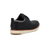Zapato casual acordonado color café, con diseño de paneles combinados en cuero y textil, y suela de goma blanca con detalle de línea roja.