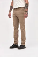 Pantalón de gabardina color marrón, con diseño de cinco bolsillos y corte recto de silueta clásica.