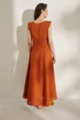 Vestido largo sin mangas de lino color naranja, con escote bote y hilera de botones frontales que forman una abertura en la falda.