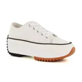 Zapatillas deportivas blancas de tela con plataforma blanca y suela de goma marrón y negra.