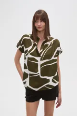 Blusa holgada de manga corta, con escote en V y estampado abstracto en tonos verde oliva y blanco.