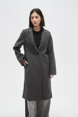 Tapado de corte recto con solapas clásicas y cierre frontal de un botón. Presenta mangas largas y bolsillos laterales integrados.