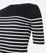 Blusa de punto con textura acanalada, diseño de rayas horizontales en azul marino y blanco, escote barco y manga corta.