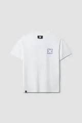 Remera blanca de algodón con cuello redondo y manga corta. Estampado en el pecho con un cuadrado lila y una "X" en el centro.