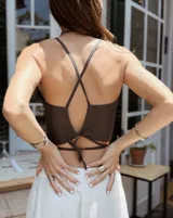 Brazalete rígido de diseño artesanal con textura irregular y acabado metálico, elaborado en bronce macizo.