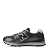 Championes urbanos New Balance modelo 996, color gris metalizado con detalles en blanco y negro. Presentan el logo N característico en los laterales, cordones grises y suela de goma con entresuela acolchada.