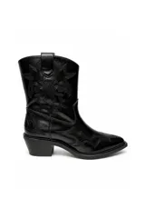 Bota estilo texana de caña media, color negro, con costuras decorativas y bordados en tono sobre tono. Cuenta con taco bloque y puntera perfilada.