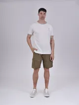 Remera blanca de mangas cortas con cuello y puños en color verde. Estampado frontal con texto y pelotas de tenis.