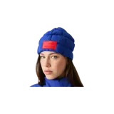 Gorro tipo beanie acolchado de color azul, con diseño estilo puffer y parche rojo rectangular con el logo en relieve en la parte frontal.