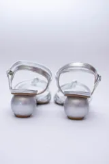 Sandalia dorada metalizada con tiras finas y taco bolita.