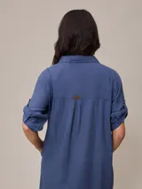 Vestido camisero largo de lino y algodón, color azul, con cuello camisero y botones frontales.