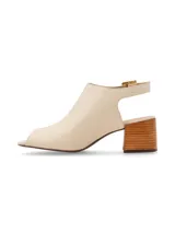 Sandalia peep toe de cuero color crema, con taco ancho de madera de 6 cm, tira ajustable con hebilla metálica dorada en el talón y suela de caucho antideslizante.