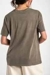 Remera oversize de algodón lavado, color marrón, de manga corta y cuello redondo.