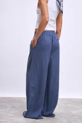 Pantalón palazzo azul con cintura elastizada y cordón ajustable.