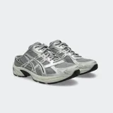 Championes Asics modelo Gel 1130 Mule, de diseño estilo zapatilla sin talón (mule), color gris y plateado, confeccionados con malla transpirable y detalles superpuestos.