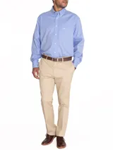 Camisa de manga larga de la marca Rockford, modelo Wor Travel, en color azul. Presenta cuello italiano abotonado, cierre frontal de botones, bolsillo en el pecho con el logo bordado y puños con doble botón.