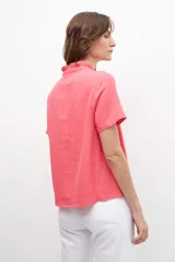 Blusa fucsia de lino con cuello mao y volados, corte recto y mangas cortas.
