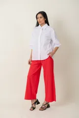 Pantalón de algodón con spandex, de corte ancho y tiro alto, con cintura elastizada, bolsillos laterales y cinto rústico incluido.