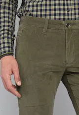 Pantalón de pana azul marino, de corte recto, con bolsillos laterales y traseros.