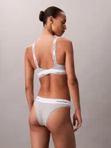 Corpiño de Calvin Klein con forro ligero, confeccionado en mezcla de algodón y modal. Presenta cuello en V, copas moldeadas sin aro y banda elástica inferior con el logo de la marca. Incluye tirantes ajustables con detalle de logo.