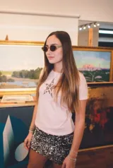 Remera negra de algodón de manga corta con aplique de estrella roja en el pecho.