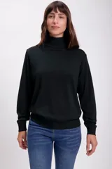 Polera negra de cuello alto y manga larga, confeccionada en tejido de punto.