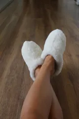 Pantuflas cerradas color blanco, forradas en corderito.