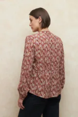 Camisa estampada de manga larga con puños elastizados, cuello mao y botones a tono.