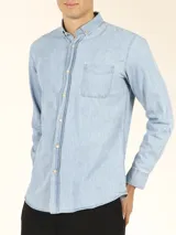 Camisa de manga larga estilo denim, con corte slim fit, cuello buttondown y bolsillo frontal.