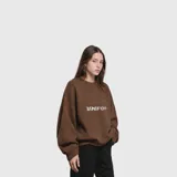 Sweater de punto color marrón con diseño de cuello redondo, mangas largas con puños acanalados y estampa frontal con el texto VNFO en color blanco.