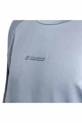 Remera deportiva Lotto de manga corta, color gris, con diseño de cuello redondo y detalles de malla en los laterales.