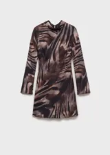 Vestido corto de cuello drapeado y manga larga, confeccionado en tejido fluido con acabado satinado. Presenta un diseño evasé con estampado de cebra y cierre de cremallera en la parte posterior.