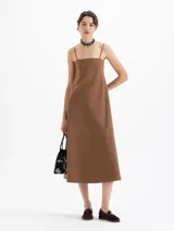 Vestido midi negro de tejido de punto elastizado, con escote recto y breteles finos.