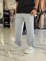 Pantalón de jogging gris melange, con diseño oversize y corte recto, ideal para un estilo urbano y cómodo.