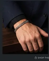 Pulsera de eslabones tipo cubana fabricada en acero inoxidable con acabado pulido.