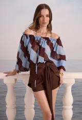 Blusa con hombros descubiertos, mangas largas abullonadas y estampado a rayas horizontales en tonos celeste y marrón.