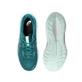 Championes de running Asics Gel Cumulus 26, color verde petróleo con detalles en verde claro y blanco. Presentan una estructura de malla transpirable, entresuela con tecnología de amortiguación y suela de goma resistente.
