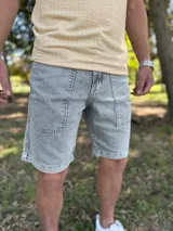 Bermuda de jean gris claro con efecto acid wash, bolsillos delanteros aplicados y costuras destacadas.