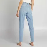 Jean de mujer tiro alto, corte recto, color azul claro lavado.