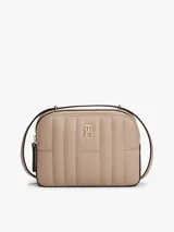 Cartera tipo clutch Tommy Hilfiger color beige con diseño acolchado, cierre de cremallera, correa de hombro y logo TH dorado en el frente.