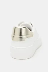 Zapatillas deportivas blancas con detalle plateado en el talón y suela alta.