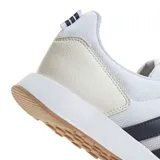 Championes urbanos Adidas Run50S, color blanco con detalles en beige y las icónicas tres tiras en azul oscuro. Presentan una suela de goma color caramelo y un diseño inspirado en el running clásico.